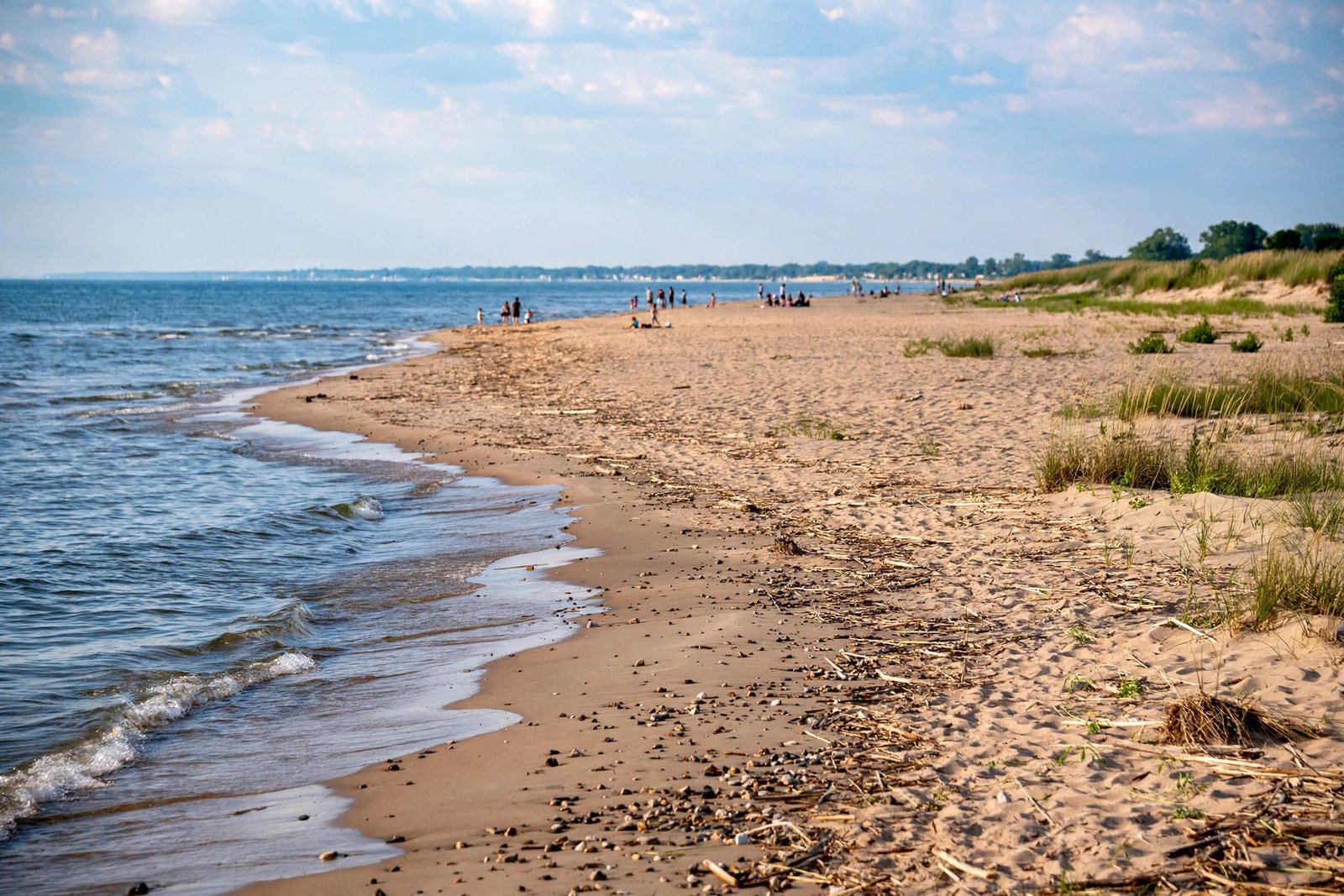 Does Ohio have beaches? A wide sandy beach on Lake Erie in Ohio with gentle waves